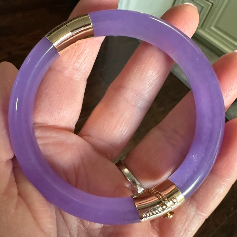 VINTAGE 14k LAVENDER JADE HINGED BRACELET/ BANGLE- 46 GRAMS